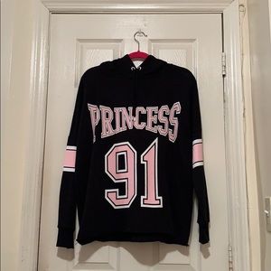 Women long sleeves sweat shirt.